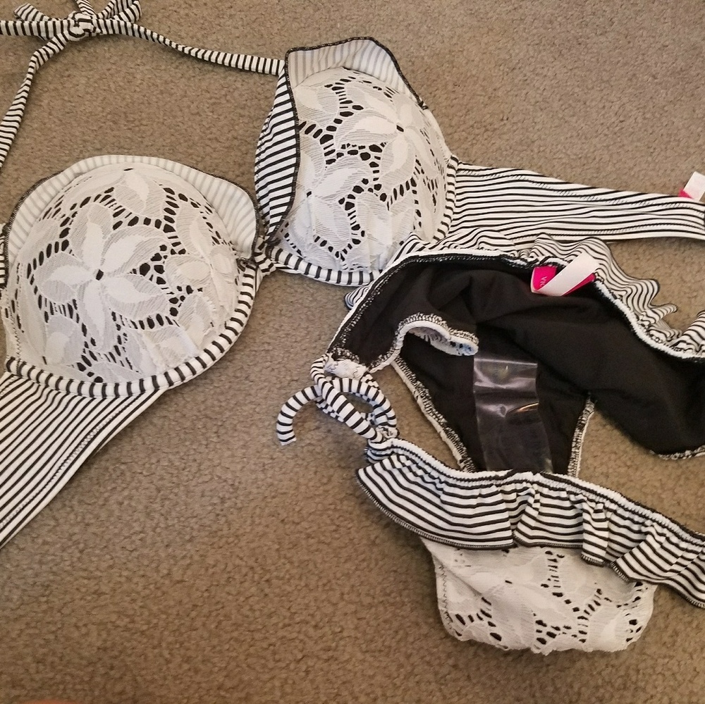 Bathing Suit: top 36A bottom: M